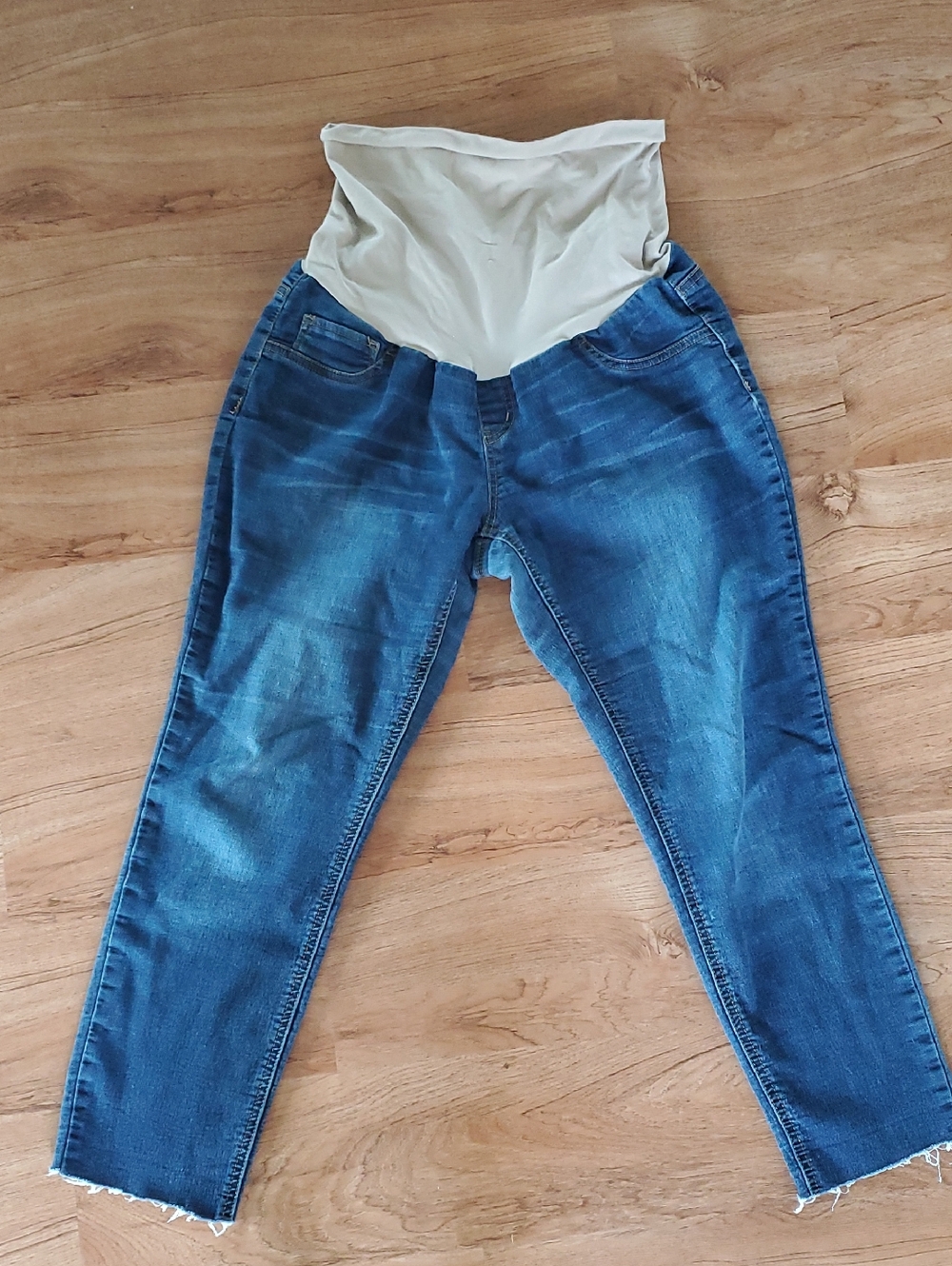 Indigo Blue Women's Cropped Jeans in Blue with Cream Panel